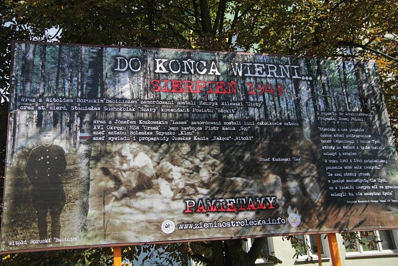Billboard stanął w miejscu gdzie kiedyś mieściła się siedziba Powiatowego Urzędu Bezpieczeństwa Publicznego w Ostrołęce, fot. eOstrołęka.pl