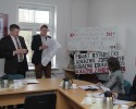 Młodzieżówka PiS protestowała podczas sesji Rady Powiatu Ostrołęckiego [WIDEO, ZDJĘCIA]