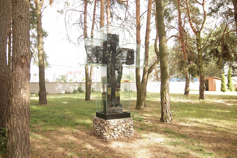 Drewniany, nadpalony krzyż jest jedyną rzeczą ocalałą z tragicznego pożaru kaplicy z 1996 roku. fot. eOstrołęka.pl