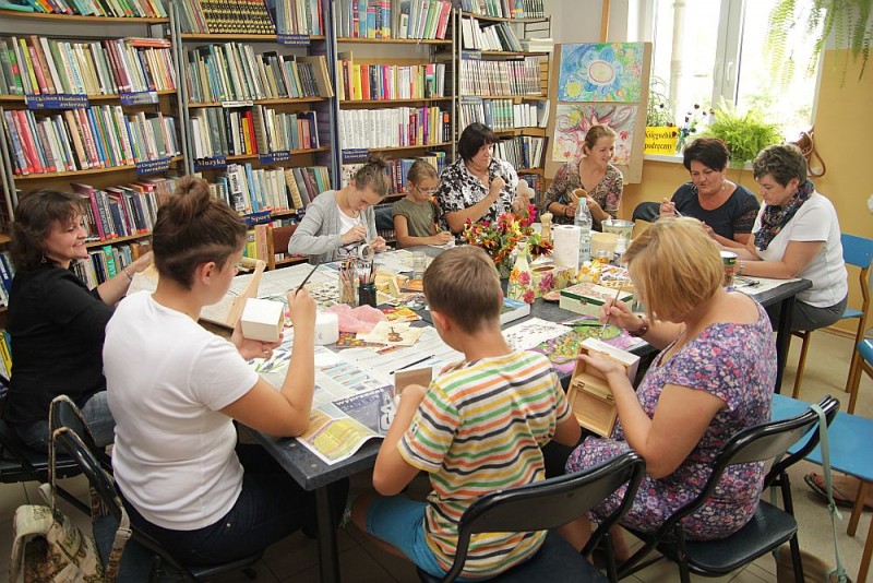 Wakacyjne twórcze spotkania odbywały się w siedzibie Gminnej Biblioteki Publicznej w Rzekuniu, fot. eOstrołęka.pl