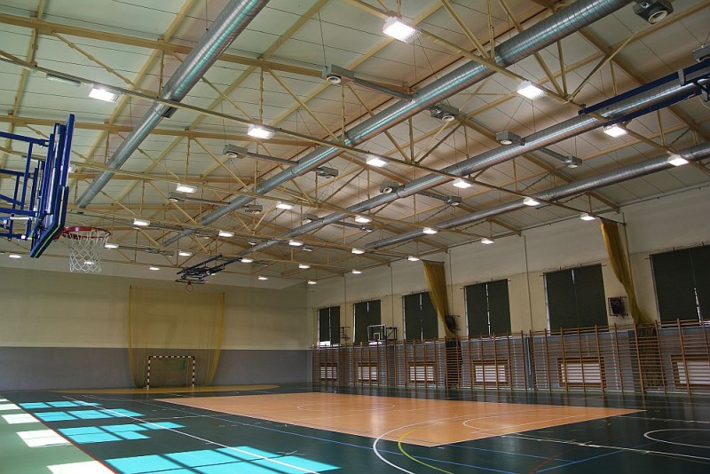 W ramach prac wymieniono 42 oprawy świetlne, zmodernizowano układ zasilania oraz tablicę sterującą oświetleniem hali sportowej przy ZS nr 5, fot eOstrołęka.pl