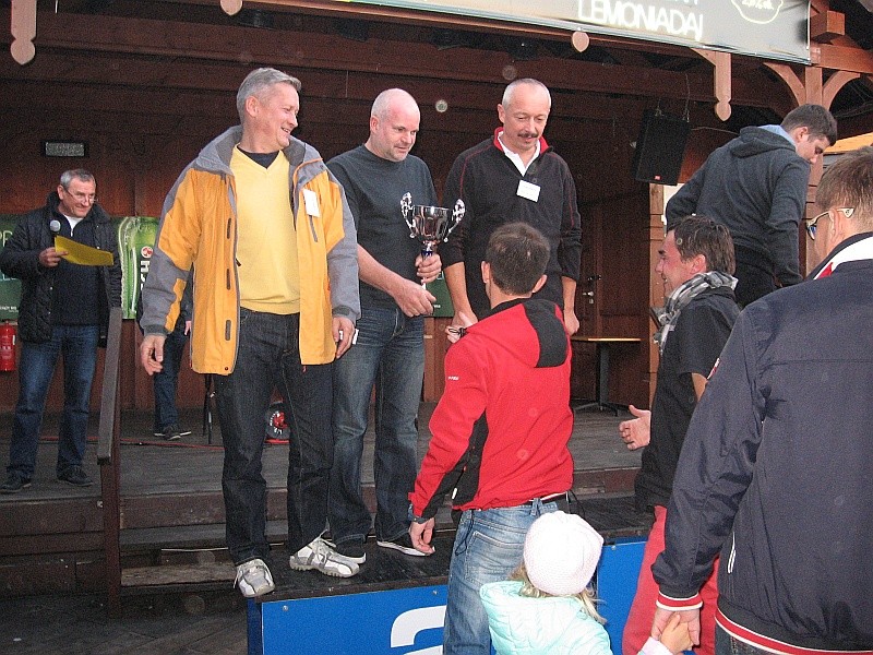 Załoga z Ostrołęki odbiera puchar za drugie miejsce piątej edycji regat żeglarskich Grand Prix Mikołajek 2013 