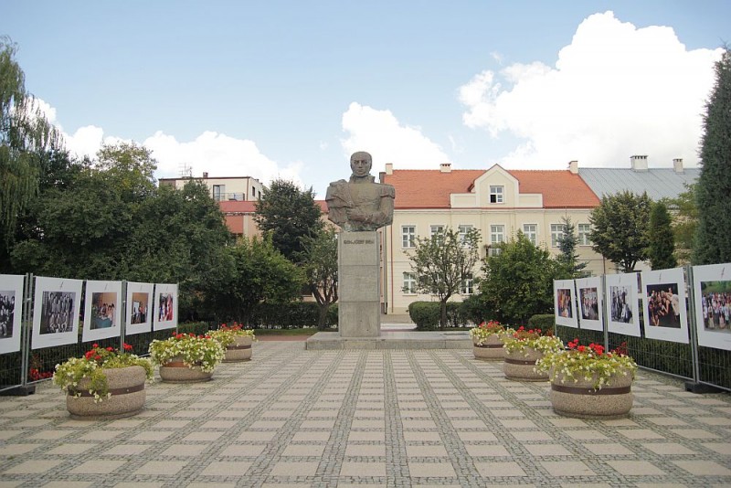 Plenerowa wystawa na placu Bema jest jednym z elementów obchodzonego w tym roku jubileuszu 100 rocznicy powstania I LO w Ostrołęce, fot. eOstrołęka.pl