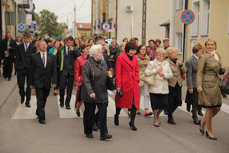 Z okazji jubileuszu 100-lecia I LO w Ostrołęce absolwenci szkoły przemaszerowali ulicami miasta, fot. eOstrołęka.pl