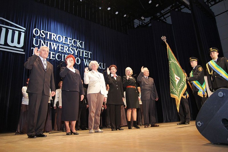 Uroczysta inauguracja roku akademickiego 2013/2014 na Ostrołęckim Uniwersytecie Trzeciego Wieku, fot. eOstrołęka.pl