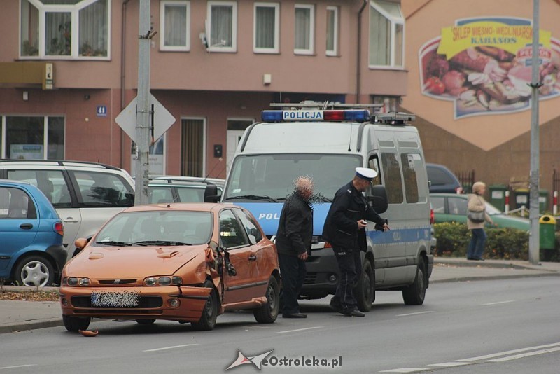 Do kolizji autobusu i osobowego fiata doszło na ulicy 11 Listopada w Ostrołęce, fot. eOstrołęka.pl