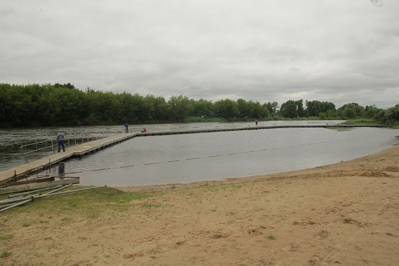 Przy plaży miejskiej w Ostrołęce znów pojawił się pływający pomost/fot. eOstrołęka.pl