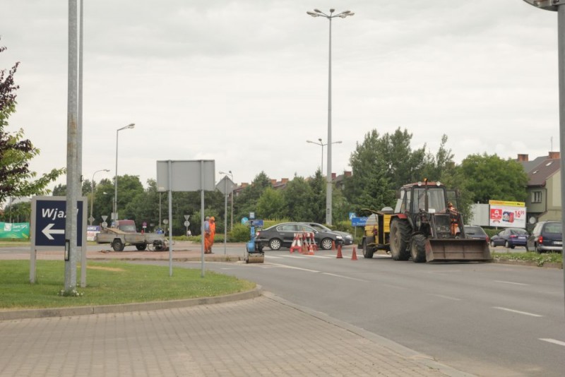 W związku z prowadzonymi pracami remontowymi na ul. Jana Pawła II kierowcy napotkają utrudnienia w ruchu drogowym/fot. eOstrołęka.pl