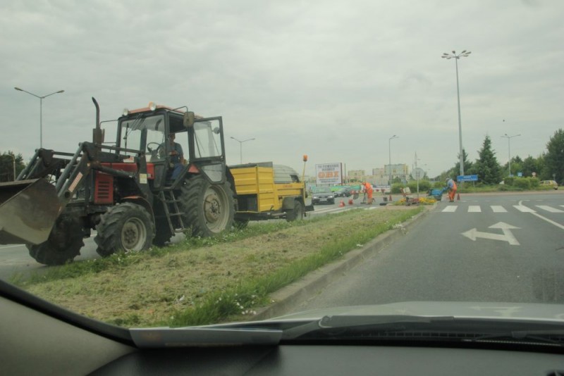 W związku z prowadzonymi pracami remontowymi na ul. Jana Pawła II kierowcy napotkają utrudnienia w ruchu drogowym/fot. eOstrołęka.pl