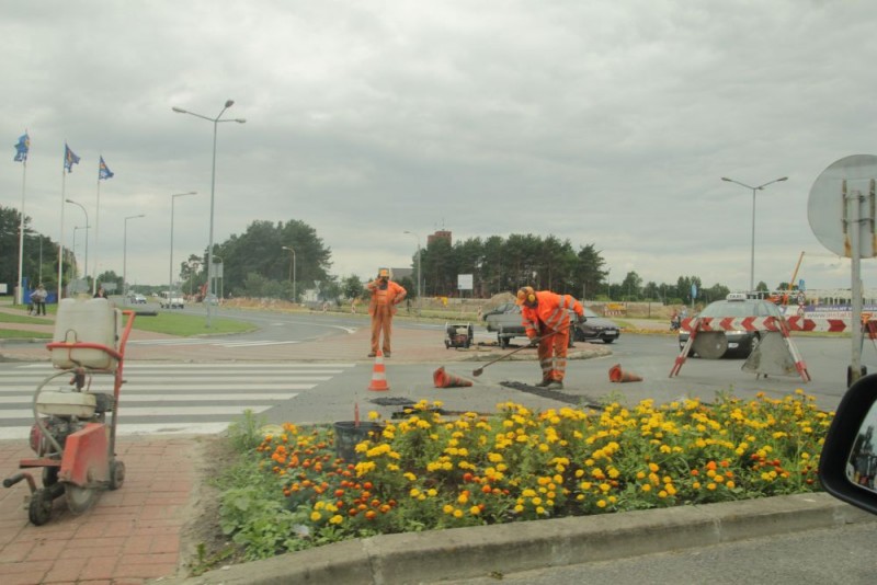 W związku z prowadzonymi pracami remontowymi na ul. Jana Pawła II kierowcy napotkają utrudnienia w ruchu drogowym/fot. eOstrołęka.pl