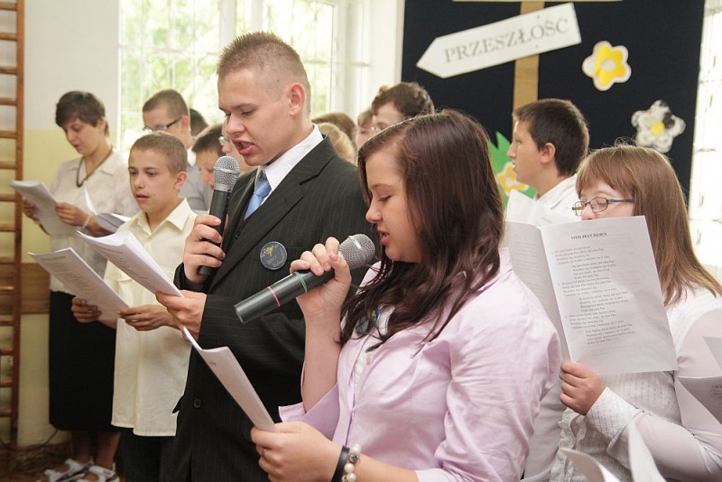 Na uroczyste zakończenie roku podopieczni SOSW przygotowali minikoncert, fot. eOstrołęka.pl