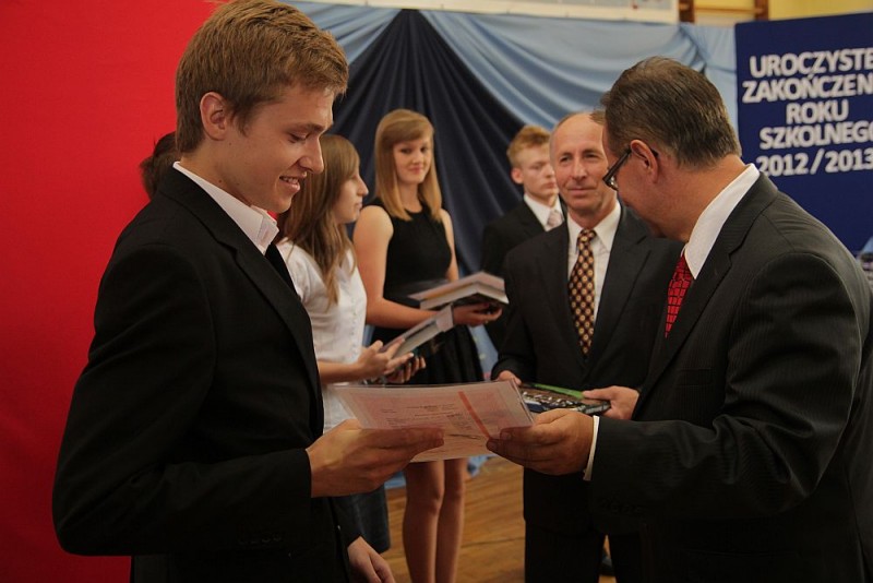 Uczniowie II LO w Ostrołęce otrzymali dyplomy i wyróżnienia podczas uroczystości zakończenia roku szkolnego 2012/2013, fot. eOstrołęka.pl