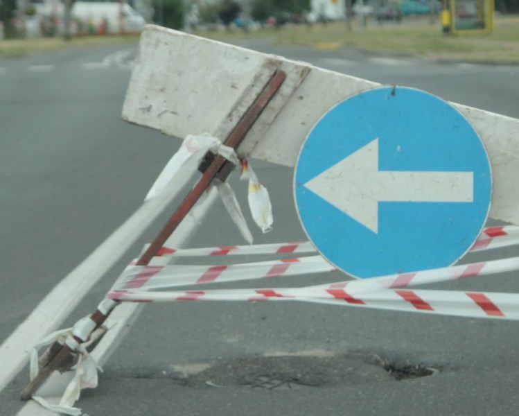 &#8222;Wczorajszej nocy niemal wpadłem w ogromną dziurę w alei Jana Pawła II - pisze jeden z naszych Czytelników, fot. Michał Rz.