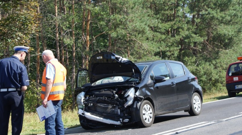 Koła, które odpadły od pędzącej ciężarówki uszkodziły dwa auta, fot. KMP w Ostrołęce