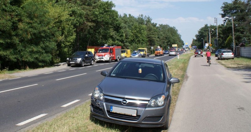 Po zderzeniu trzech aut na ulicy Łomżyńskiej jedna osoba została zabrana do szpitala, fot. KMP w Ostrołęce