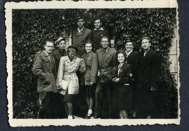 Fotografia z lat 50. XX wieku przedstawiająca grupę uczniów z nauczycielem Henrykiem Krauze, fot. MKK