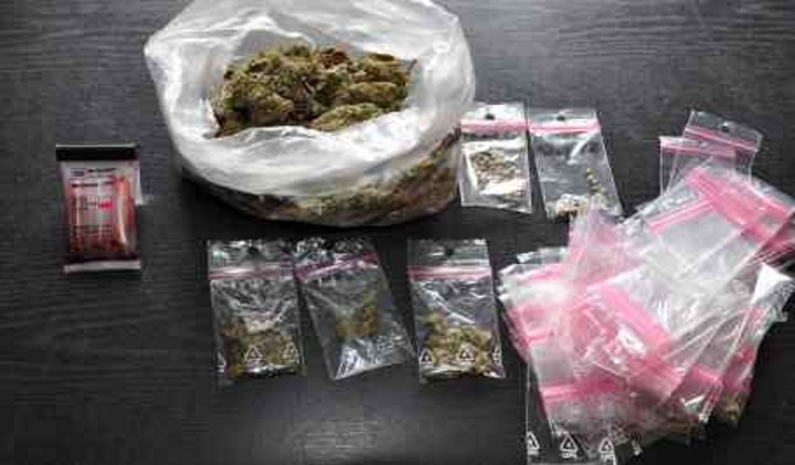 U zatrzymanego 21-letniego Ostrołęczanina znaleziono znaczne ilości marihuany, amfetaminy, haszyszu i mefedronu, fot. KMP Ostrołęka