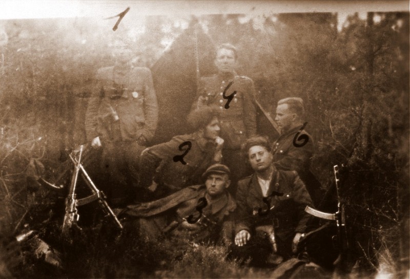 Na zdjęciu oznaczeni żołnierze NZW: &#8222;6&#8221; Hieronim Rogiński, &#8222;4&#8221; Władysław Sadłowski, &#8222;2&#8221; Marian Borys, &#8222;5&#8221; Stanisław Grajek