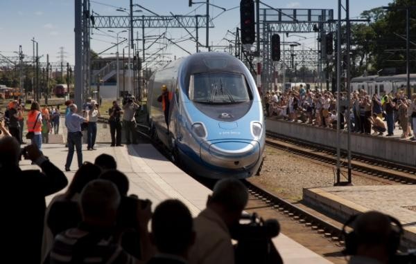 Skład Pendolino wjeżdżający na Dworzec Główny we Wrocławiu, fot. Bartłomiej Banaszak transport.gov.pl