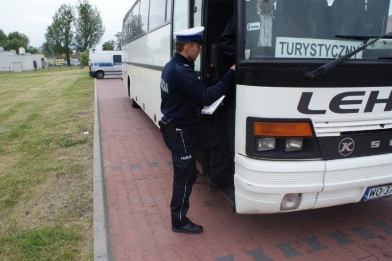 Ostrołęccy policjanci kontrolują autokary dowożące dzieci do szkoły, fot. KMP Ostrołęka