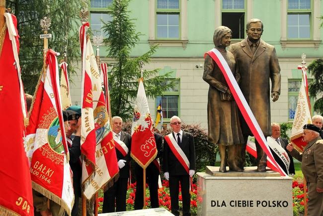 W Radomiu odsłonięto pierwszy w Polsce pomnik Lecha i Marii Kaczyńskich, fot. mypis.pl