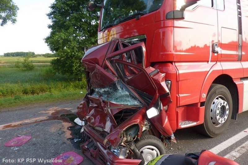 W wyniku wypadku małe autko zostało dosłownie zmiażdżone przez rozpędzonego TIR-a, fot. KP PSP Wyszków