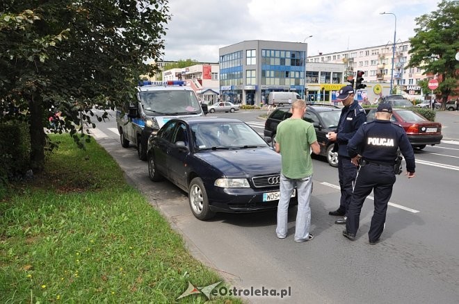 Kierowca audi, skręcając na skrzyżowaniu zagapił się na karetkę jadącą na sygnale i potrącił rowerzystę przejeżdżającego przez przejście dla pieszych, fot eOstrołęka.pl