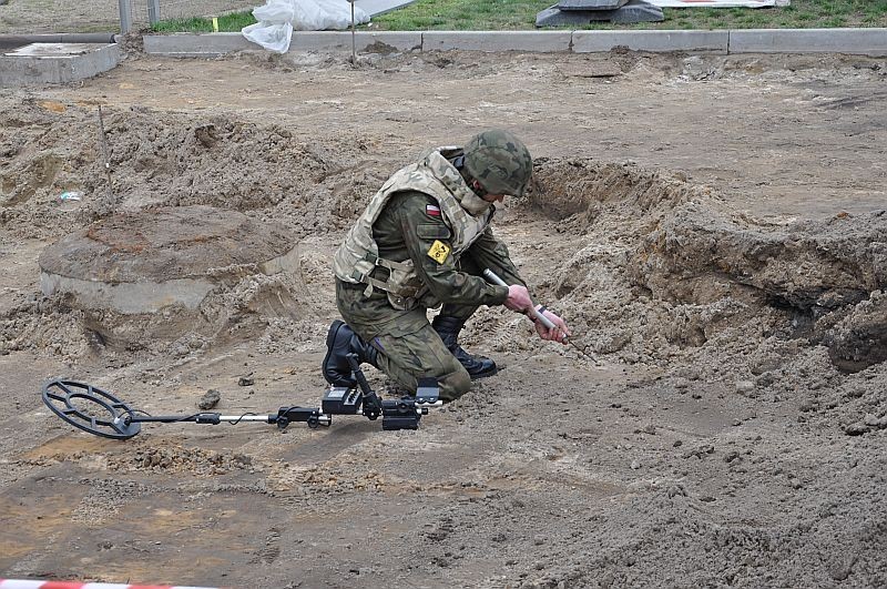 Pocisk moździerzowy znaleziony w Różanie został zabezpieczony przez patrol minersko-saperski, fot. eOstrołęka