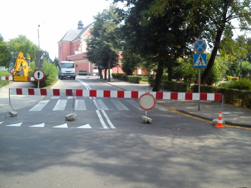 Utrudnienia w ruchu drogowym na Starym Mieście związane są z awarią sieci wodociągowej, fot. eOstrołęka.pl