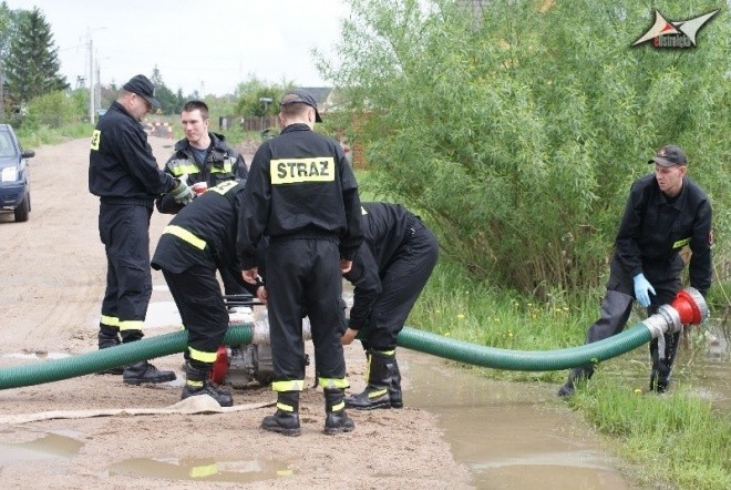 Straż wypompowywała wodę z zalanych budynków, fot. eOstroleka.pl