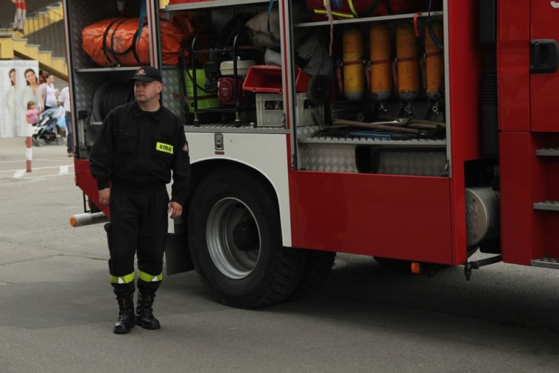 W akcji usuwania płonącego drzewa a linii wysokiego napięcia uczestniczyli strażacy z Ostrołęki i Myszyńca oraz pogotowie energetyczne, fot. eOstrołęka.pl
