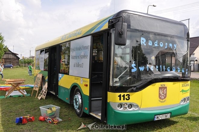 &#8222;Radosny Świetlicobus&#8221; krążąc po ostrołęckich osiedlach zapewnia atrakcje dzieciom spędzającym wakacje w mieście, fot. eOstrołęka.pl