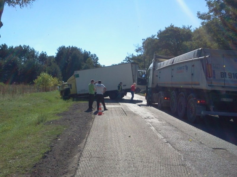 Ciężarówka, która wpadła do rowu w okolicach miejscowości Antonie na około godzinę zablokowała ruch na dk-53, fot. Czytelnik