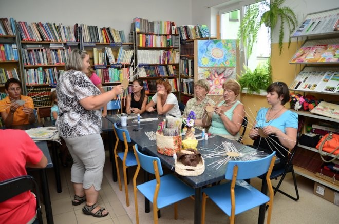 Uczestnicy warsztatów wikliniarskich wykonywali oryginalne koszyki ze ścinków gazetowych, fot. eOstrołęka.pl