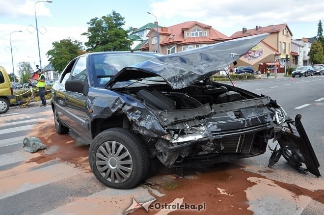 W zderzeniu dwóch aut na ulicy 11 Listopada jedna osoba odniosła obrażenia i została zabrana do szpitala, fot. eOstrołęka.pl