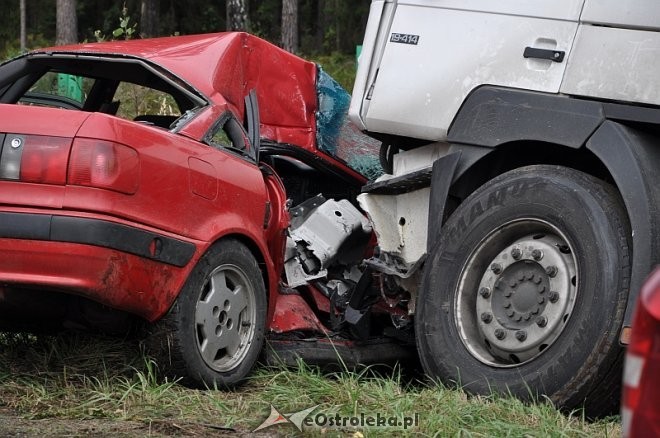 Z niewiadomych przyczyn kierowca osobowego audi wjechał wprost pod koła rozpędzonego TIR-a, fot. eOstrołęka.pl