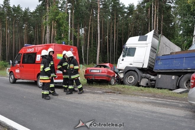 Z niewiadomych przyczyn kierowca osobowego audi wjechał wprost pod koła rozpędzonego TIR-a, fot. eOstrołęka.pl