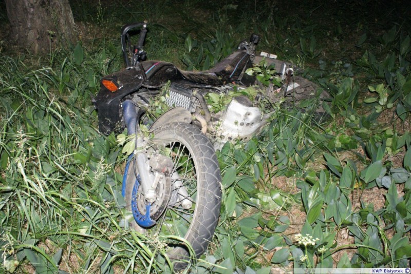 20 latek uderzył motocyklem w drzewo, fot. podlaska.policja.gov.pl
