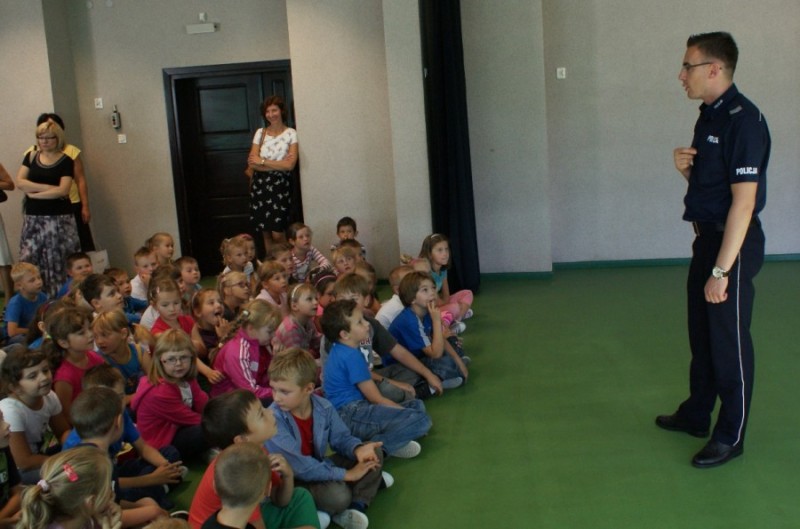 W spotkaniach z uczniami ostrołęckich szkół udział biorą funkcjonariusze wydziały ds. nieletnich i patologi KMP w Ostrołęce, fot. KMP Ostrołęka