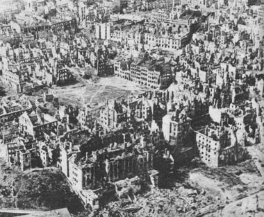 Zniszczona przez Niemców Warszawa