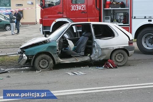 Rozbity Citroen Saxo prowadzony był przez 25-latka pod wpływem amfetaminy, fot. policja.pl 