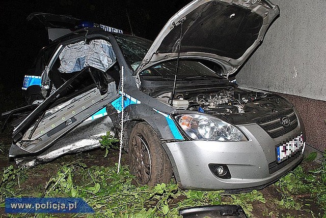 Zniszczony radiowóz, w który wjechał pijany 18 latek, fot. policja.pl