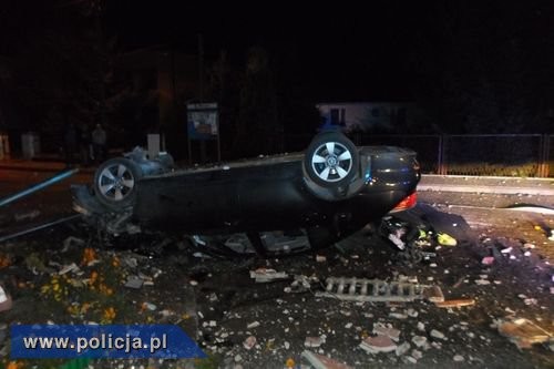 Pijany 28 latek wjechał BMW w ogrodzenie i dachował, fot. policja.pl