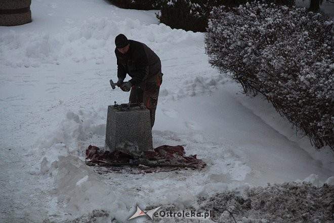 Demontaż zabytkowej lufy na Placu Bema, fot. eOstroleka.pl