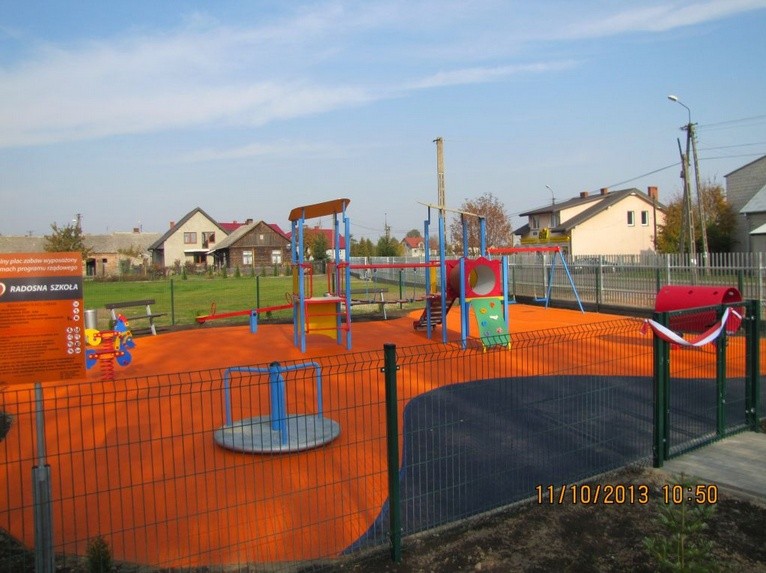 Plac zabaw wybudowany w ramach projektu Radosna Szkoła w Borawem fot. Gmina Rzekuń