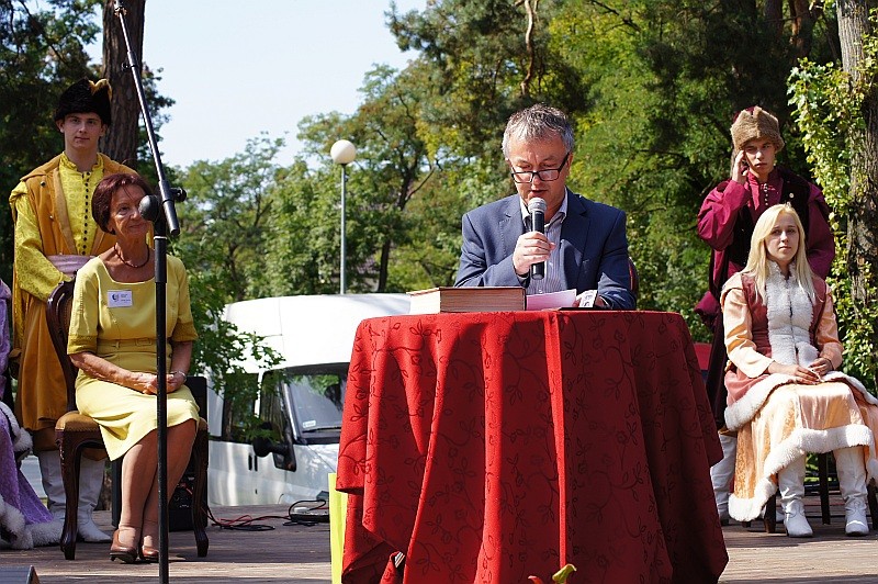 Narodowe Czytanie Trylogii. Prezydent Janusz Kotowski czytający Ogniem i Mieczem, fot. eOstroleka.pl