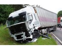 O włos od tragedii: W Laskowcu ciągnik zderzył się z dwiema ciężarówkami [ZDJĘCIA]