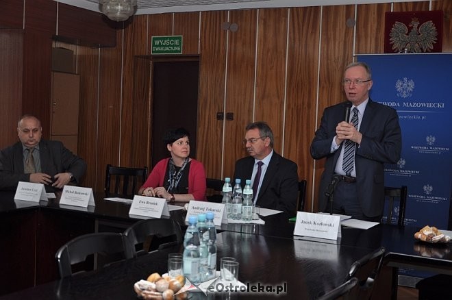 Wojewoda Jacek Kozłowski podczas sptkania z samorządowcami regionu ostrołęckiego, fot. eOstroleka.pl