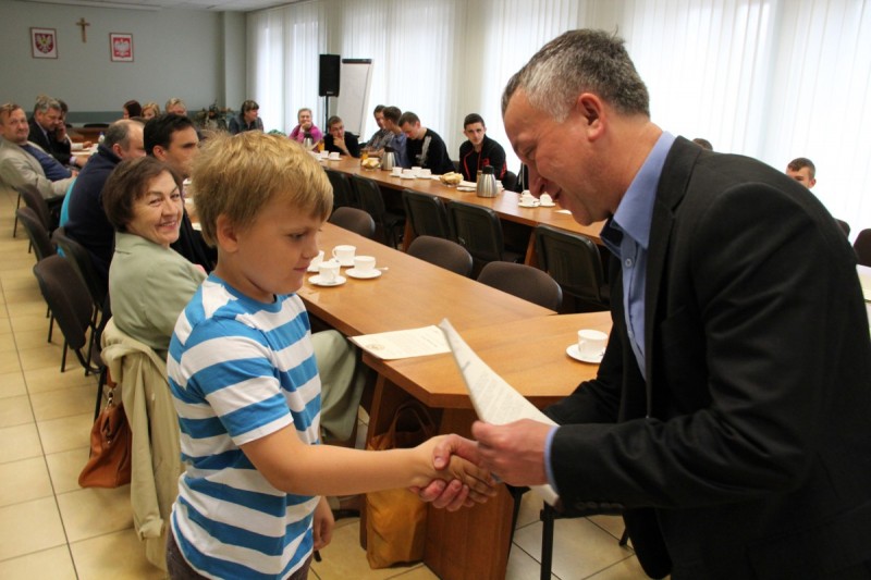 dyplom odbiera najmłodszy uczestnik kwesty Mateusz Dąbkowski, fot. urząd Miasta Ostrołęki