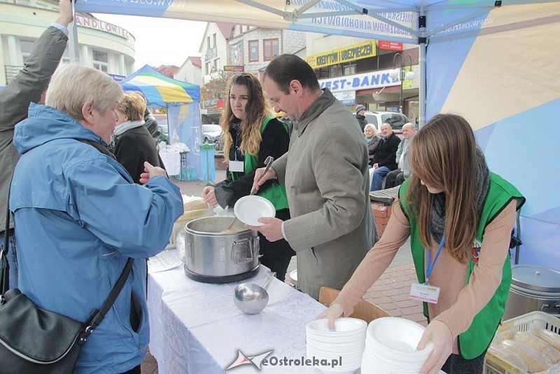 Podczas miejskich obchodów Międzynarodowego Dnia Walki z Ubóstwem w 2013 roku gorącą grochówkę serwował m.in Grzegorz Płocha, wiceprezydent Ostrołęki, fot. eOstroleka.pl